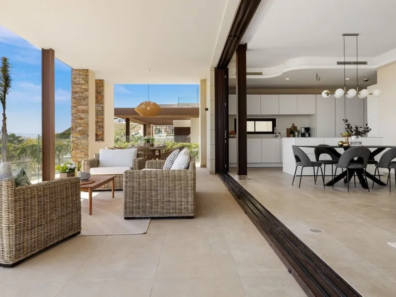 Contemporary villa with panoramic views of the Mediterranean and La Concha.