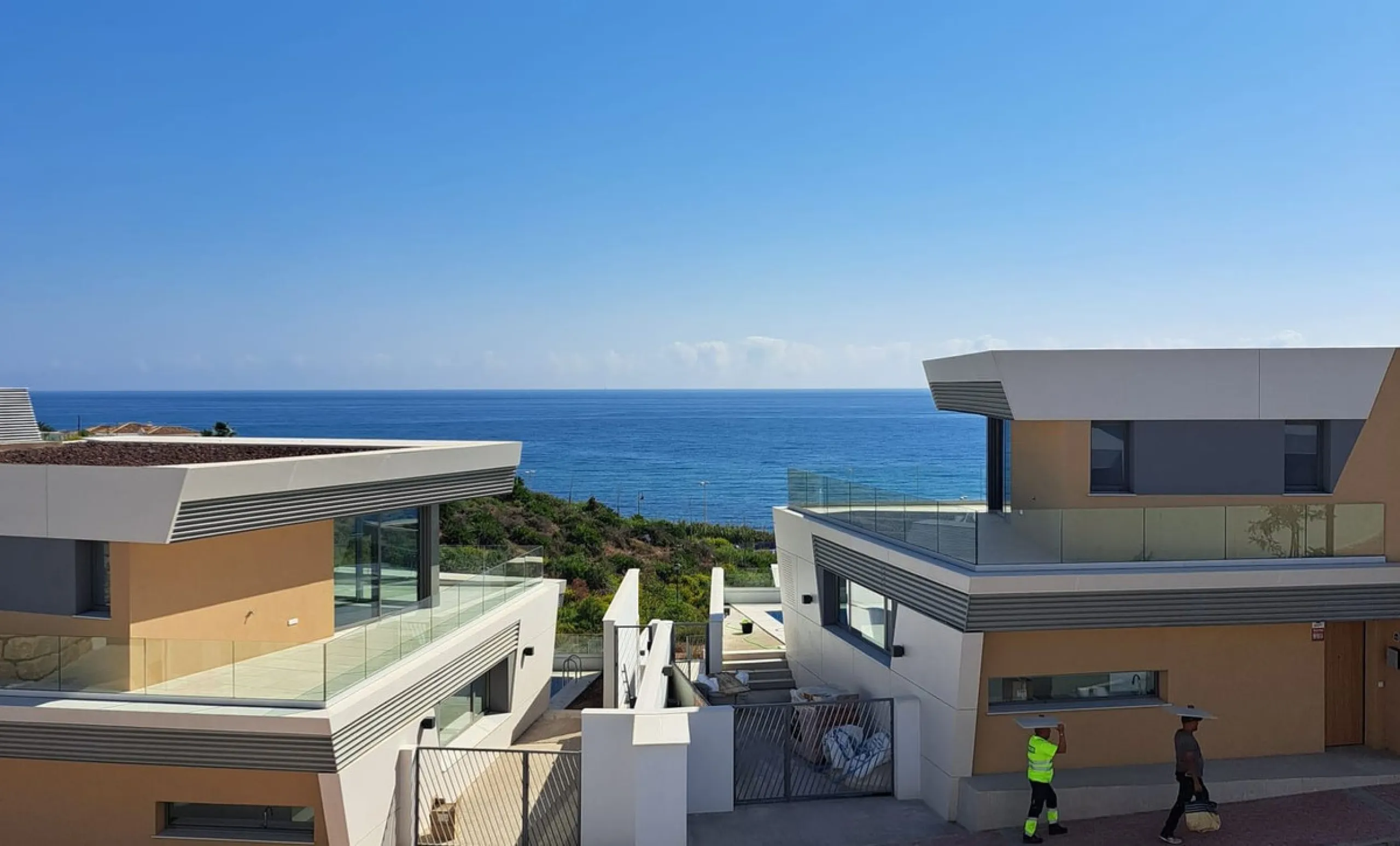 Innovative project located in Mijas de Costa in Malaga, famous for its golf courses. EDEN is an excellent development that combines the vision of a modern residential area and nature in one. The architecture is perfectly integrated into the landscape than