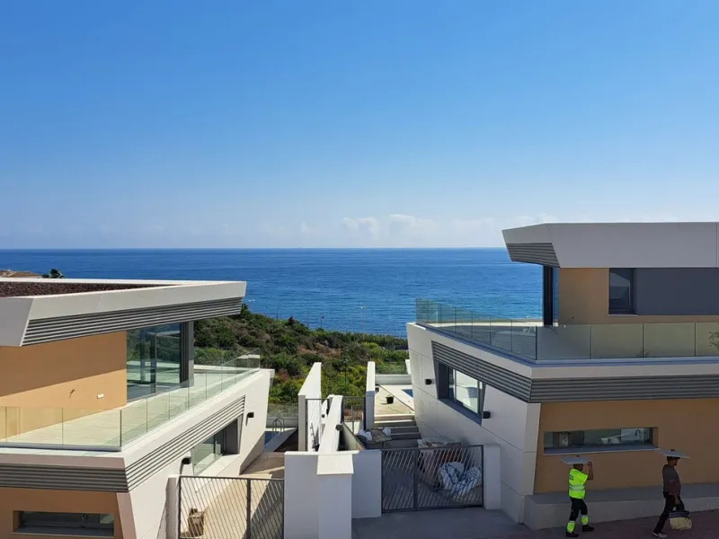 Innovative project located in Mijas de Costa in Malaga, famous for its golf courses. EDEN is an excellent development that combines the vision of a modern residential area and nature in one. The architecture is perfectly integrated into the landscape than