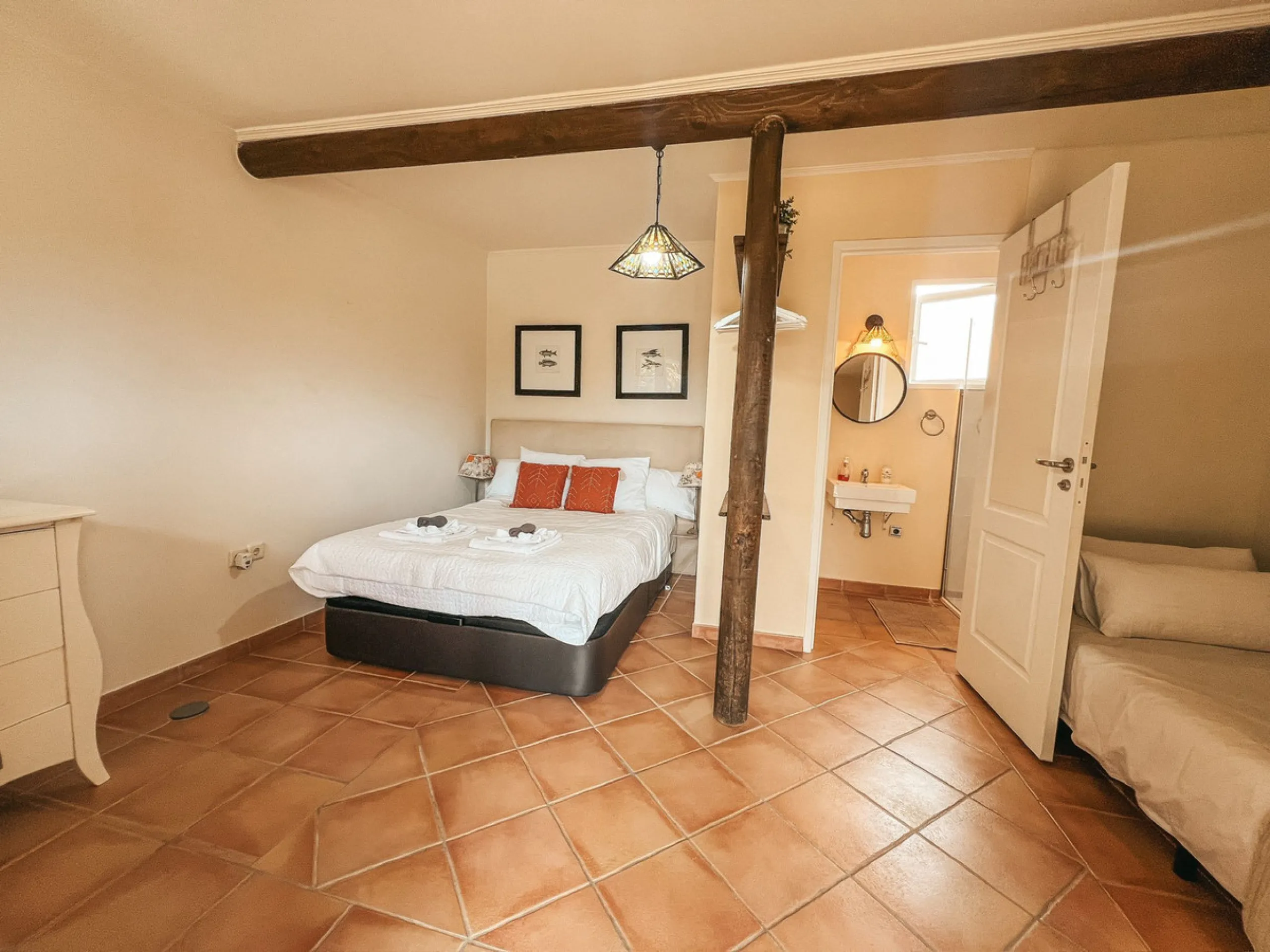 Diese außergewöhnliche Villa in der begehrten Wohngegend Los Jazmines von San Pedro de Alcantara, Malaga, bietet eine ausgezeichnete Gelegenheit für Wohnzwecke oder eine rentable Investition. Das Objekt verfügt über einen gültigen