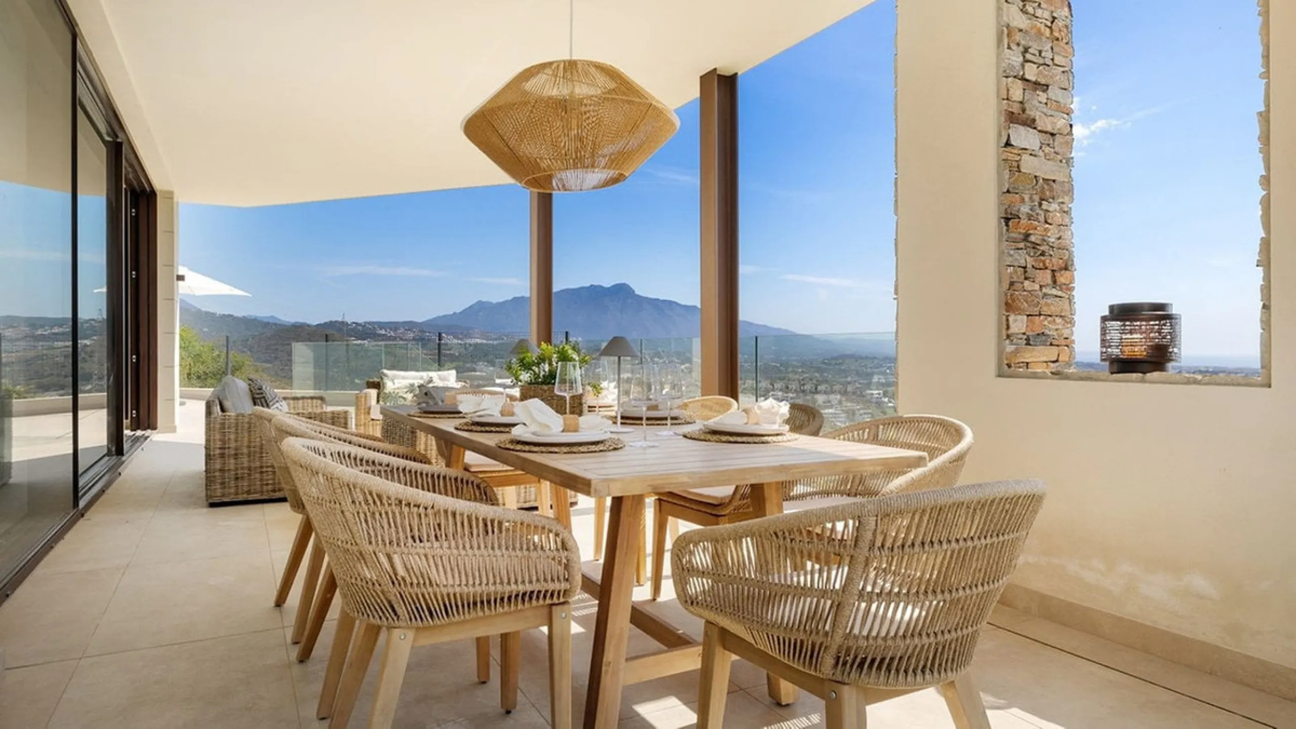 Contemporary villa with panoramic views of the Mediterranean and La Concha.