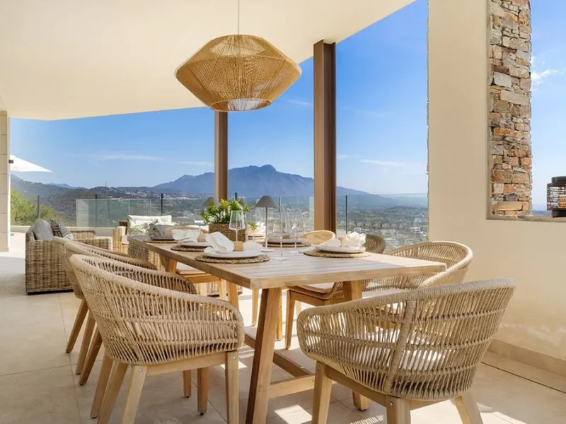 Contemporary villa with panoramic views of the Mediterranean and La Concha.