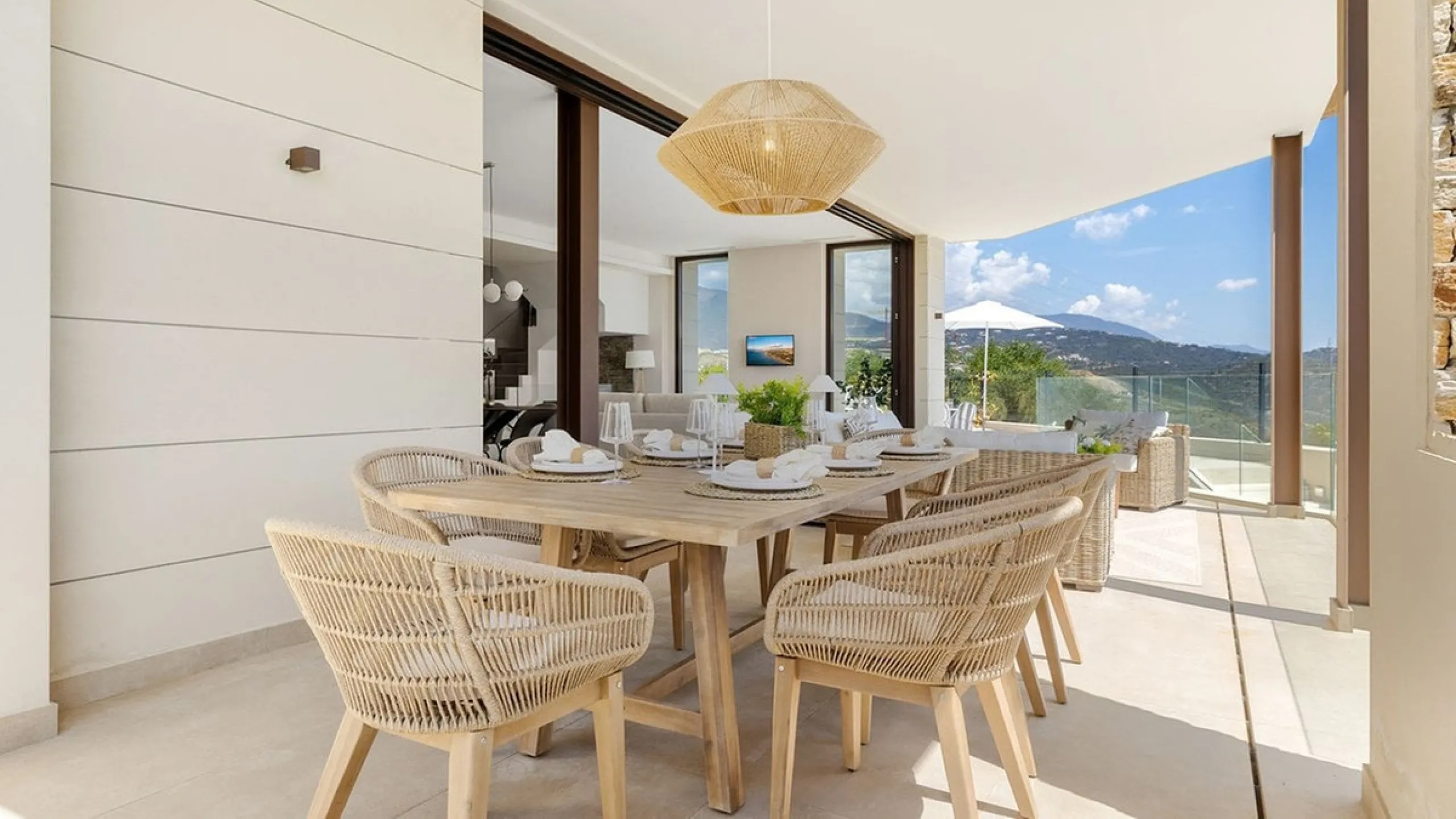 Contemporary villa with panoramic views of the Mediterranean and La Concha.