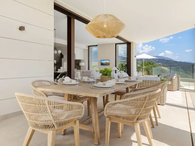 Contemporary villa with panoramic views of the Mediterranean and La Concha.