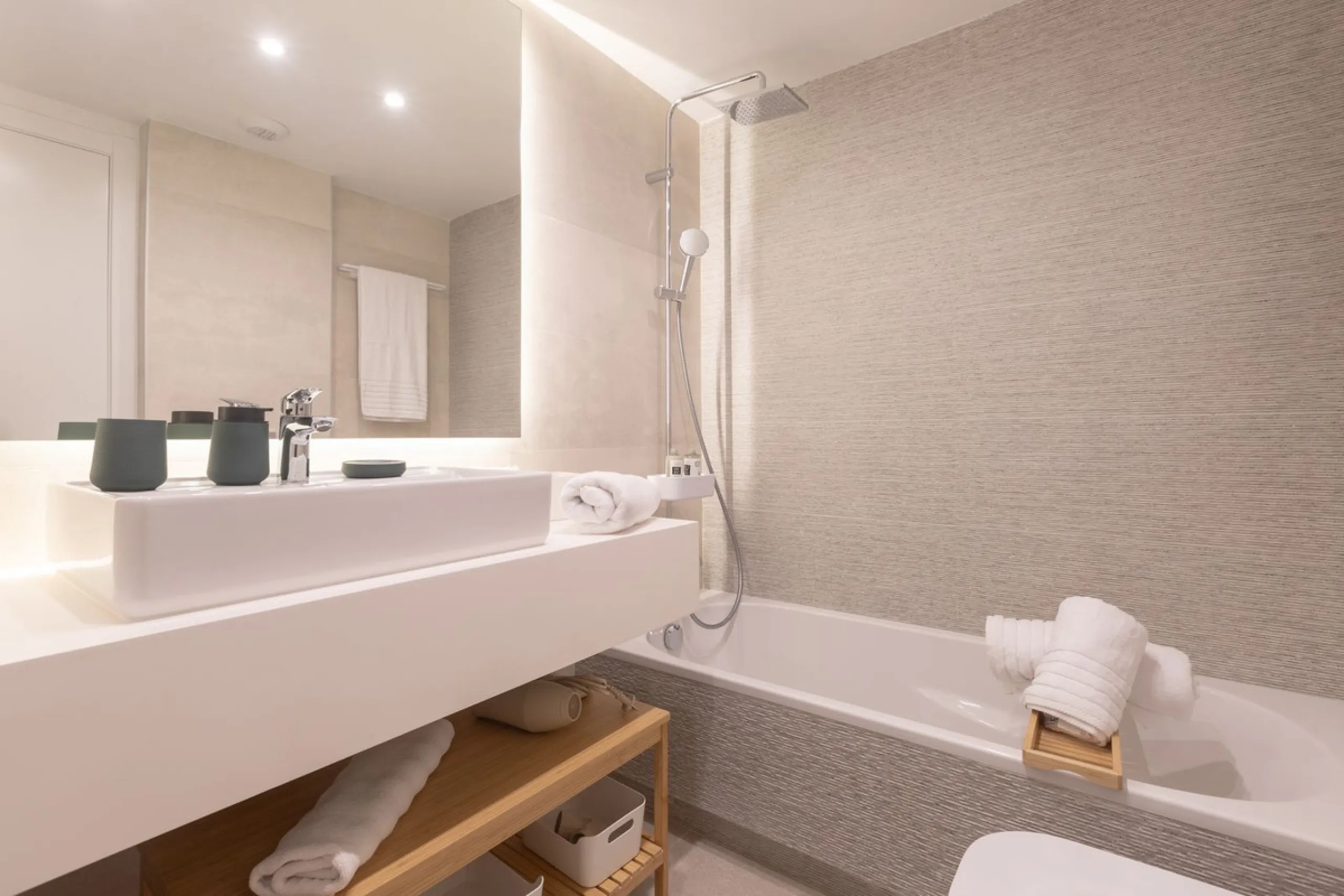 Innovative project located in Mijas de Costa in Malaga, famous for its golf courses. EDEN is an excellent development that combines the vision of a modern residential area and nature in one. The architecture is perfectly integrated into the landscape than
