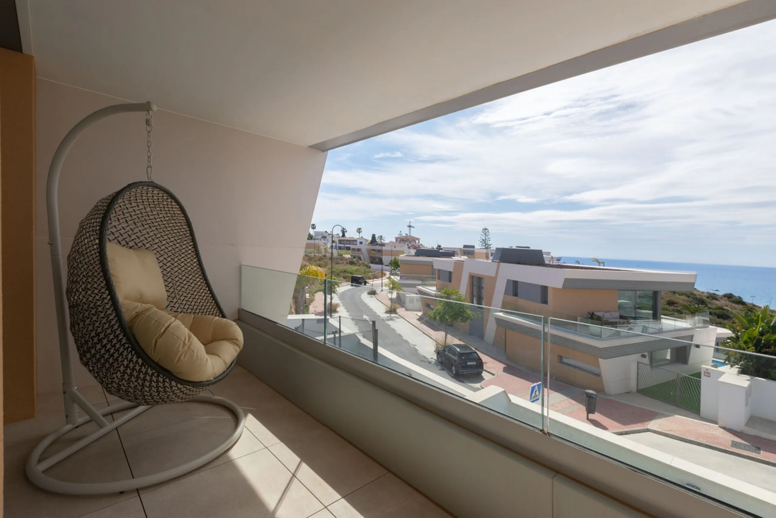 Innovative project located in Mijas de Costa in Malaga, famous for its golf courses. EDEN is an excellent development that combines the vision of a modern residential area and nature in one. The architecture is perfectly integrated into the landscape than