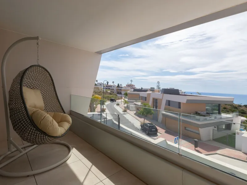 Innovative project located in Mijas de Costa in Malaga, famous for its golf courses. EDEN is an excellent development that combines the vision of a modern residential area and nature in one. The architecture is perfectly integrated into the landscape than