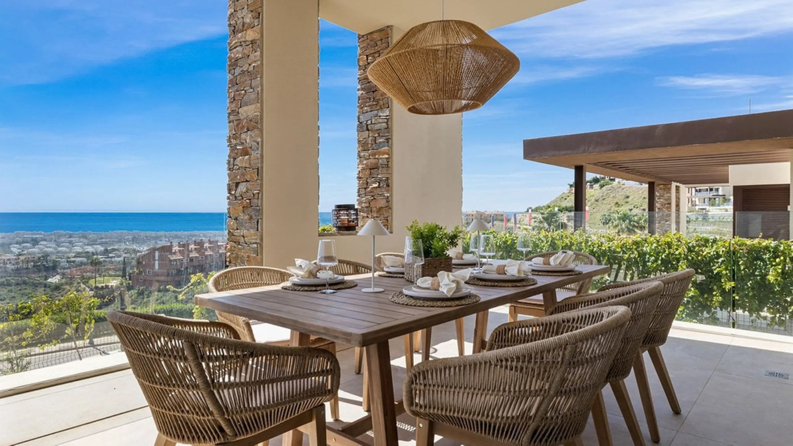 Contemporary villa with panoramic views of the Mediterranean and La Concha.