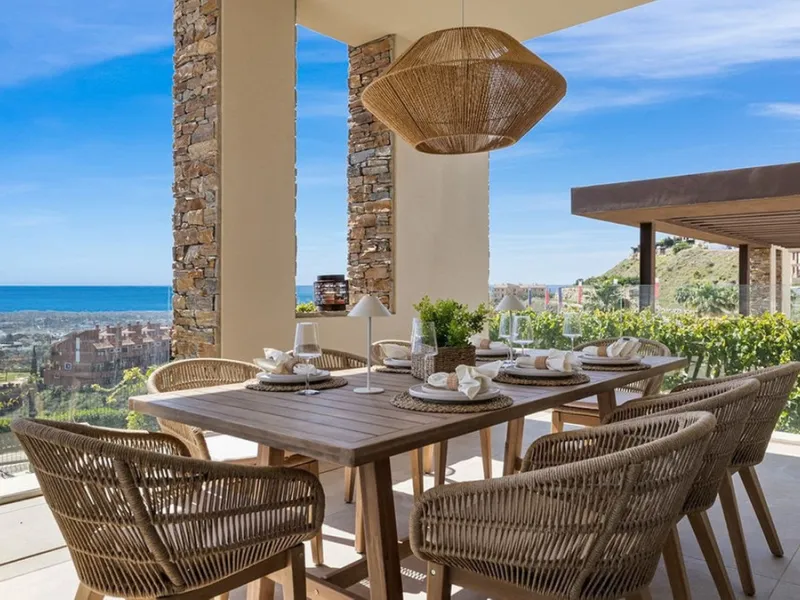 Contemporary villa with panoramic views of the Mediterranean and La Concha.