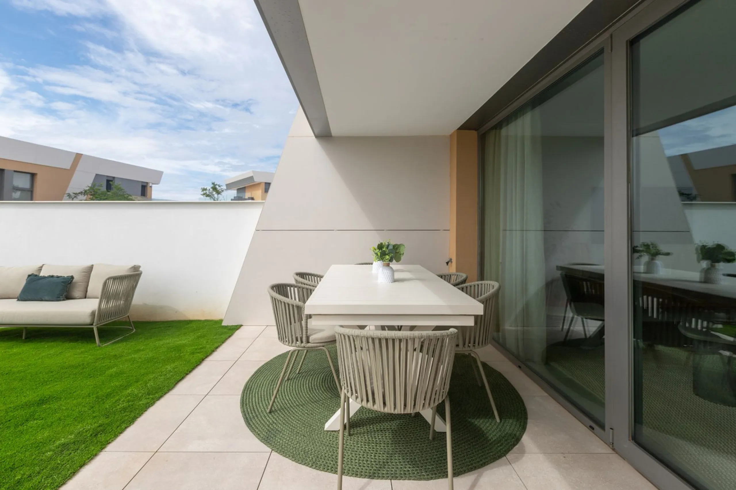 Innovative project located in Mijas de Costa in Malaga, famous for its golf courses. EDEN is an excellent development that combines the vision of a modern residential area and nature in one. The architecture is perfectly integrated into the landscape than