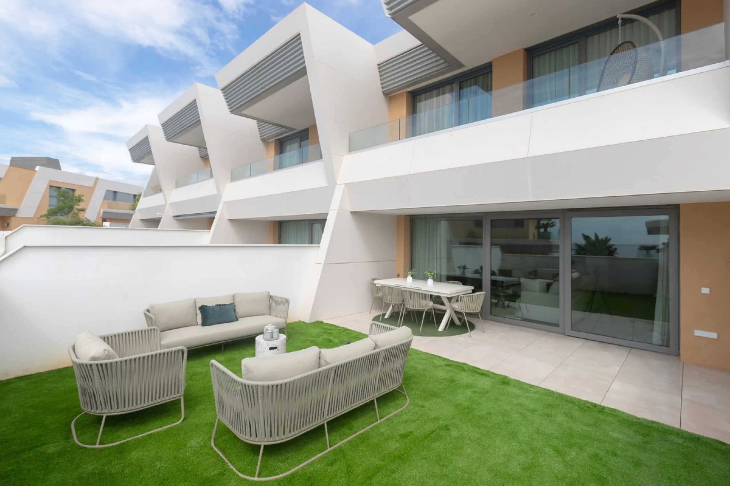 Innovative project located in Mijas de Costa in Malaga, famous for its golf courses. EDEN is an excellent development that combines the vision of a modern residential area and nature in one. The architecture is perfectly integrated into the landscape than