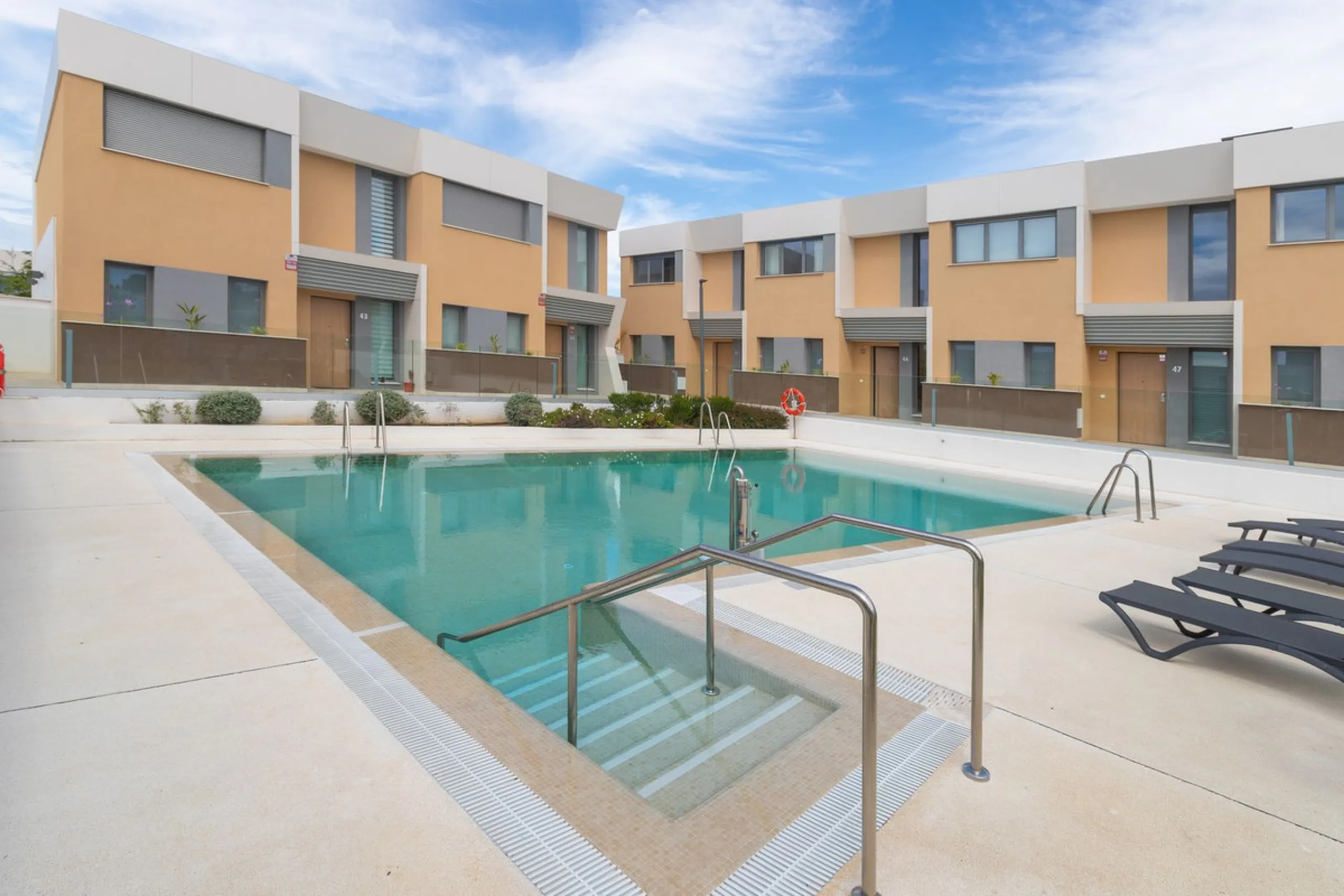 Innovative project located in Mijas de Costa in Malaga, famous for its golf courses. EDEN is an excellent development that combines the vision of a modern residential area and nature in one. The architecture is perfectly integrated into the landscape than