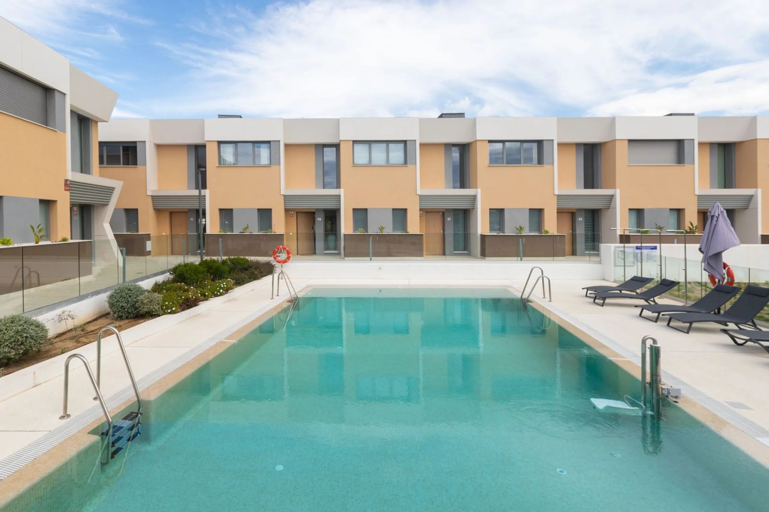 Innovative project located in Mijas de Costa in Malaga, famous for its golf courses. EDEN is an excellent development that combines the vision of a modern residential area and nature in one. The architecture is perfectly integrated into the landscape than