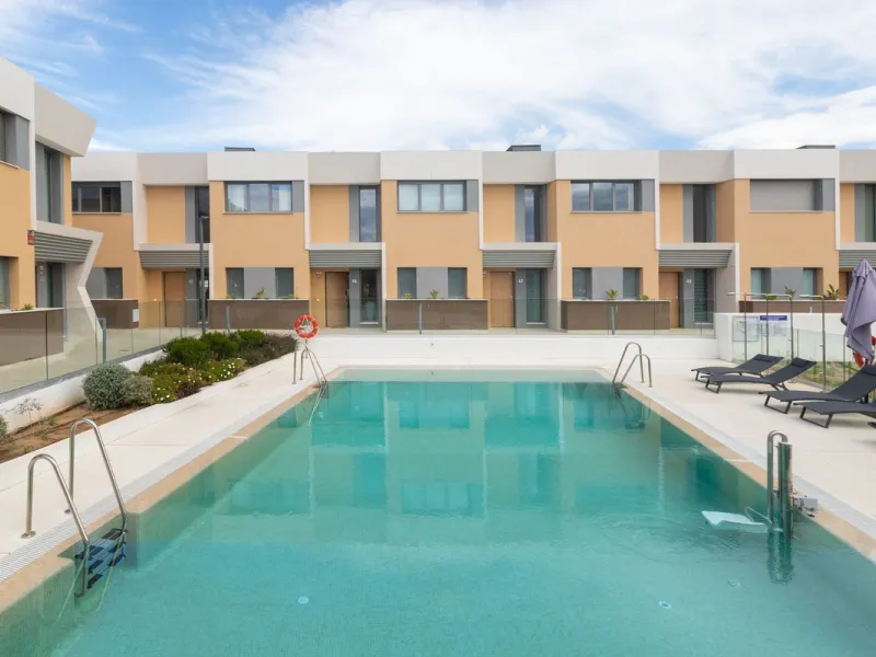 Innovative project located in Mijas de Costa in Malaga, famous for its golf courses. EDEN is an excellent development that combines the vision of a modern residential area and nature in one. The architecture is perfectly integrated into the landscape than