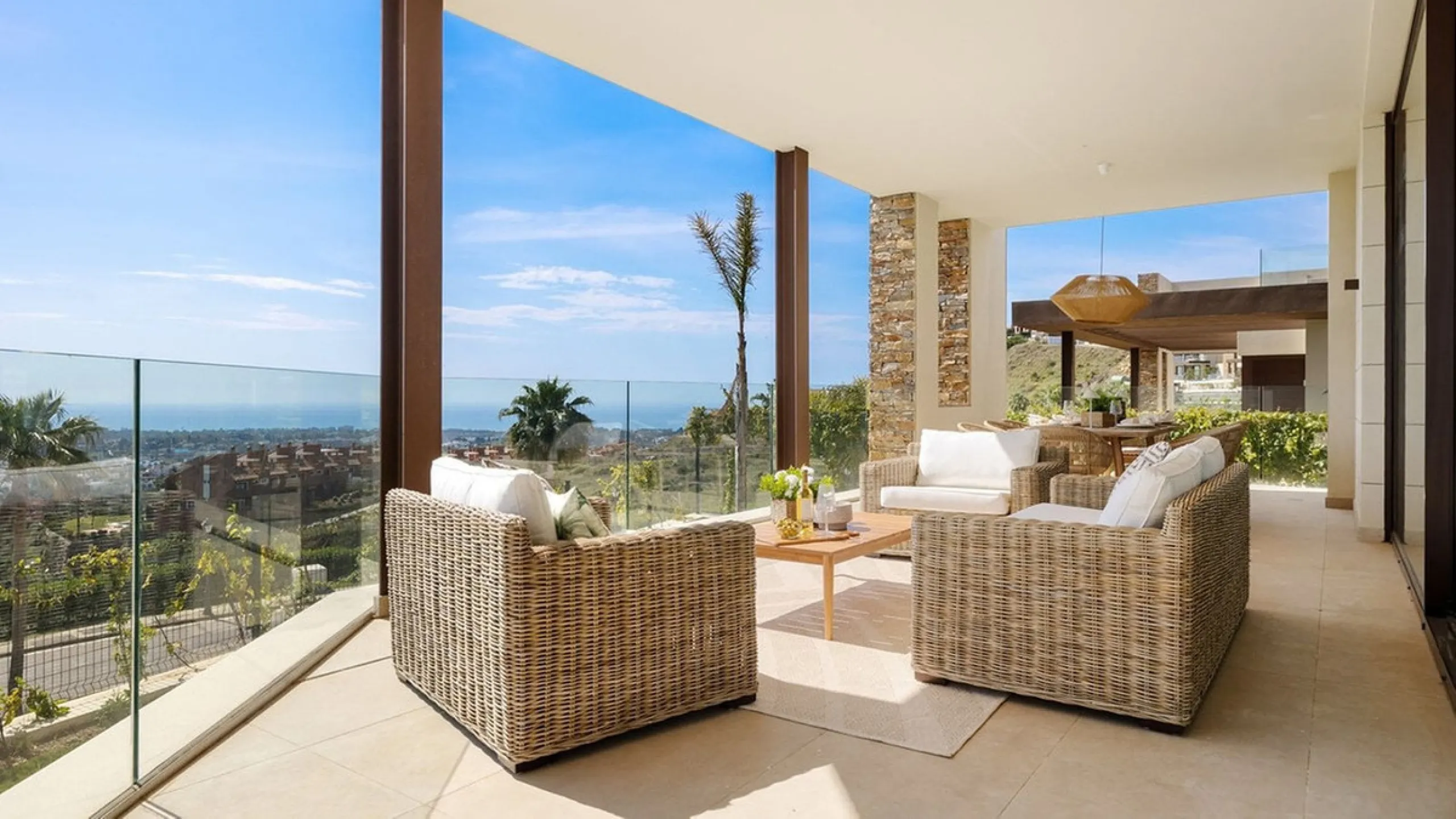 Contemporary villa with panoramic views of the Mediterranean and La Concha.