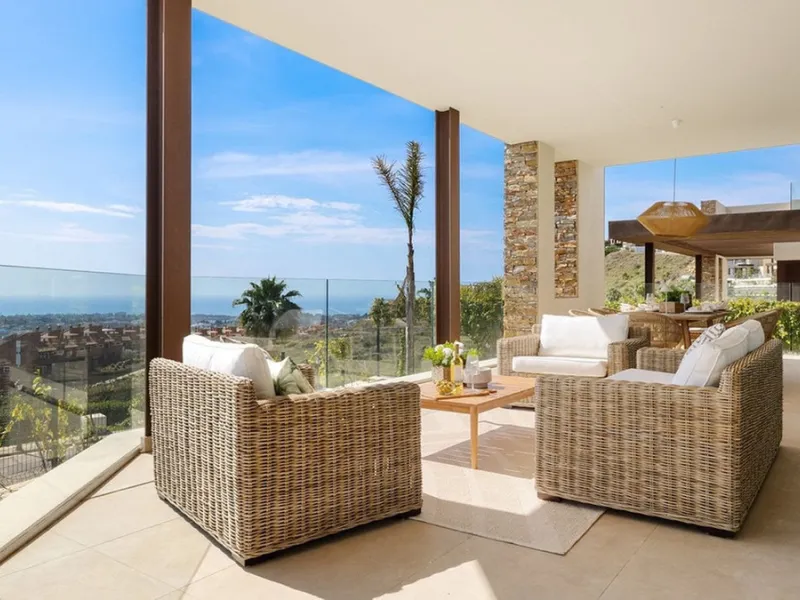 Contemporary villa with panoramic views of the Mediterranean and La Concha.
