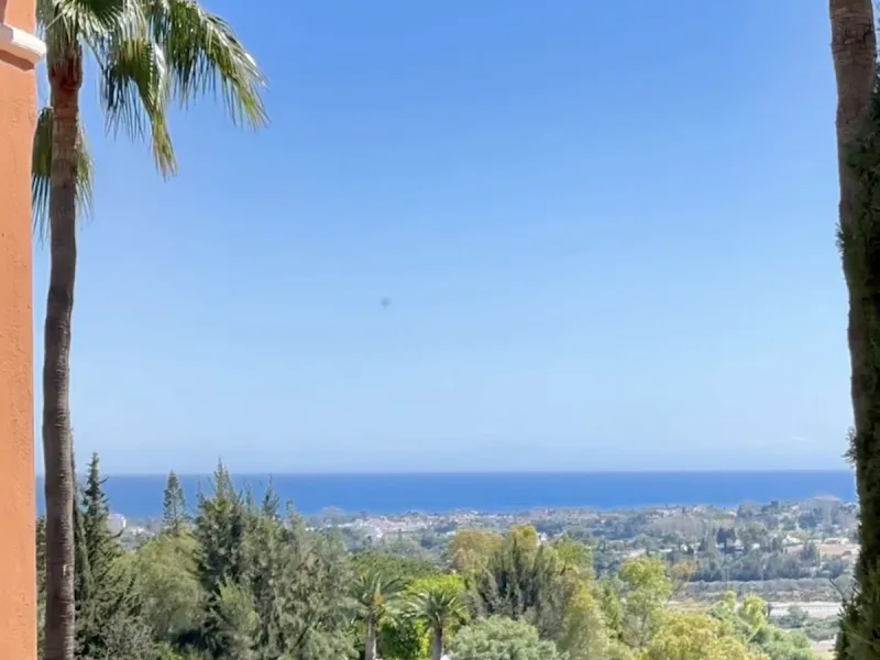 If you are looking for a home within easy reach of Marbella then take a look at this.