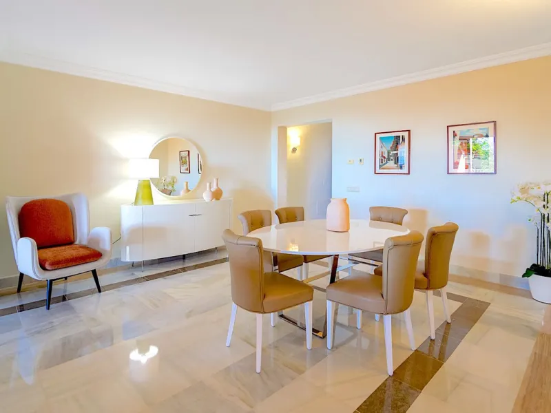 If you are looking for a home within easy reach of Marbella then take a look at this.