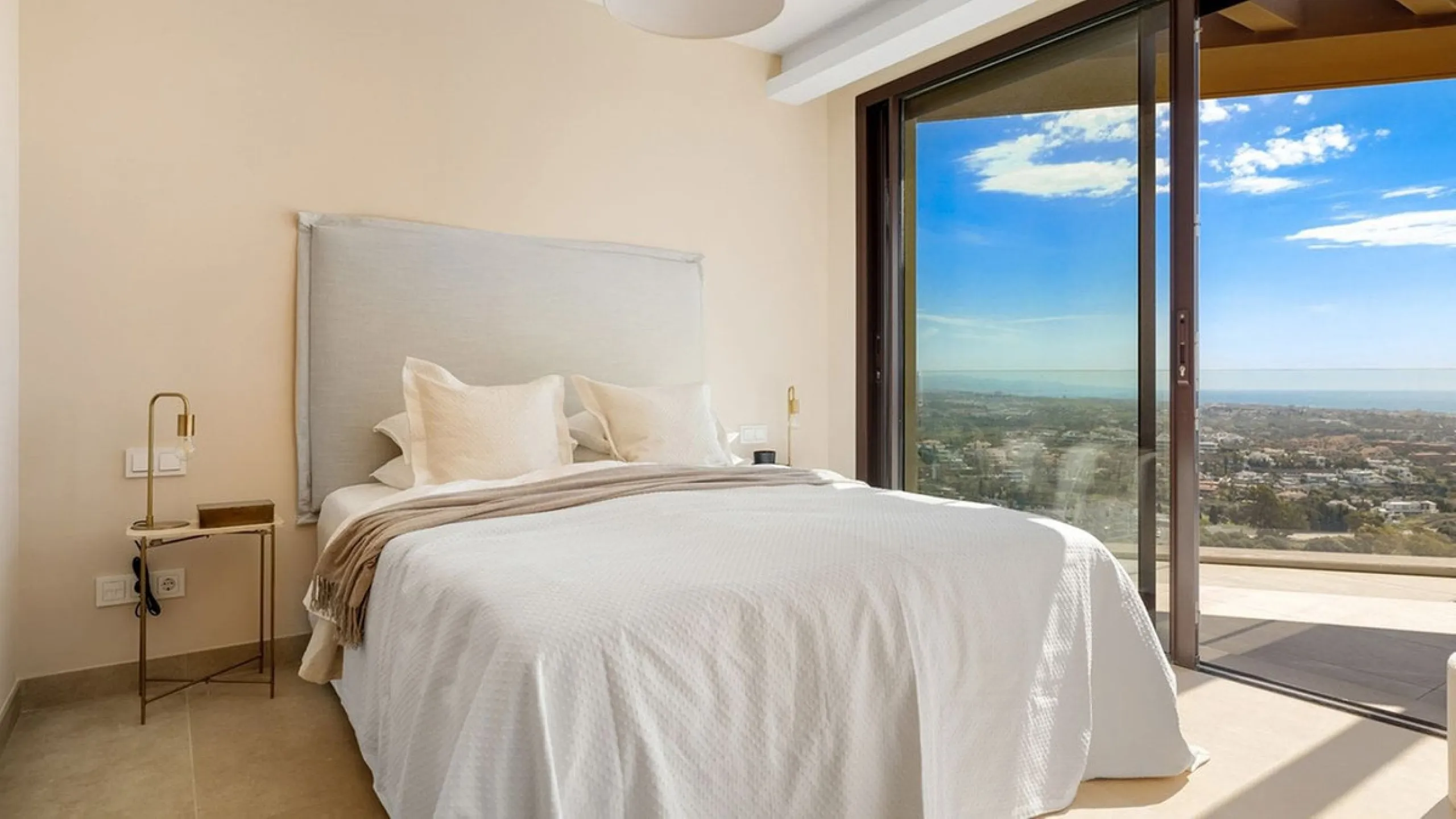 Contemporary villa with panoramic views of the Mediterranean and La Concha.