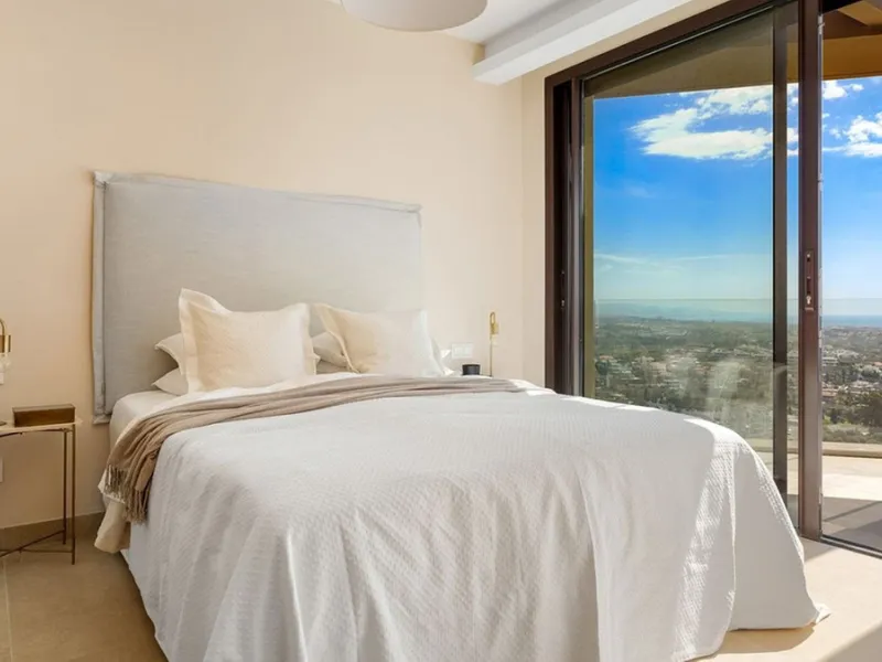 Contemporary villa with panoramic views of the Mediterranean and La Concha.