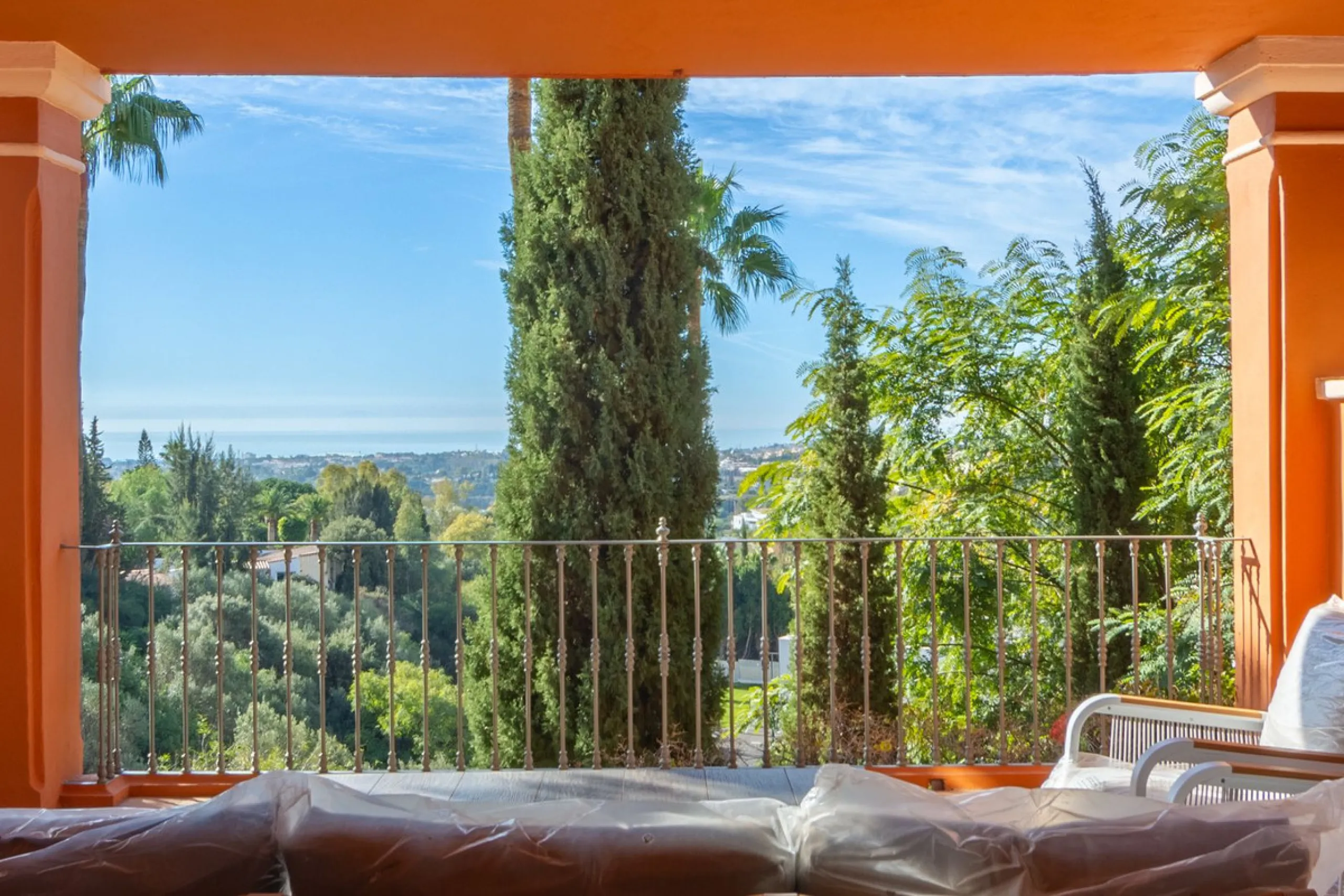 If you are looking for a home within easy reach of Marbella then take a look at this.