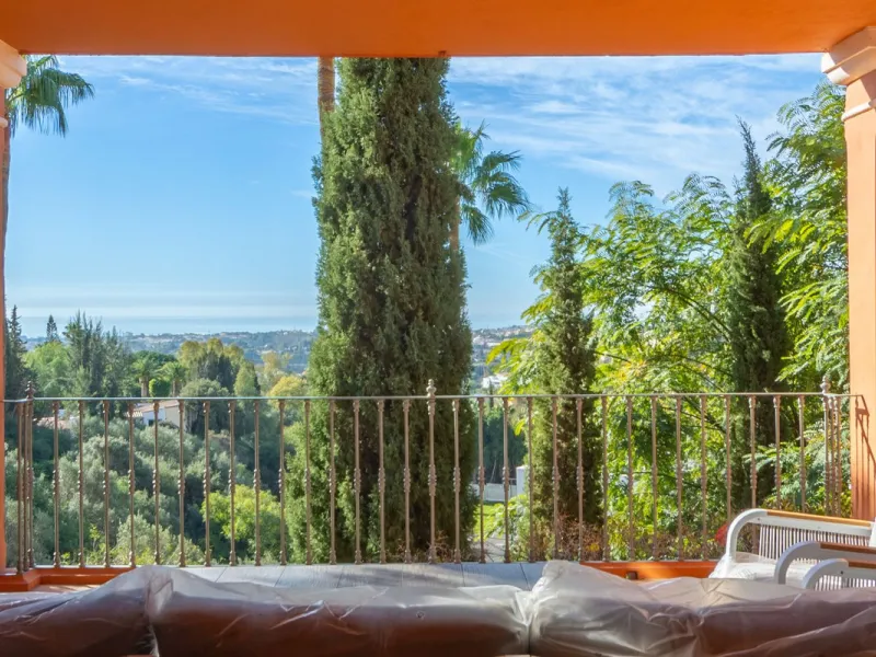 If you are looking for a home within easy reach of Marbella then take a look at this.