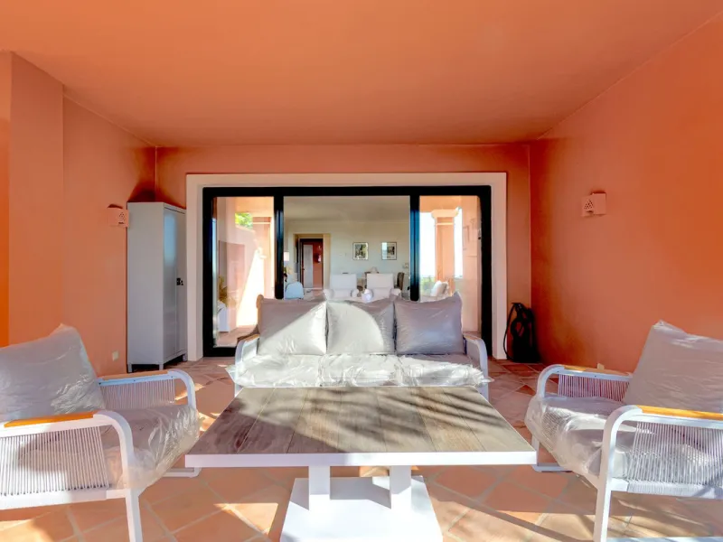 If you are looking for a home within easy reach of Marbella then take a look at this.