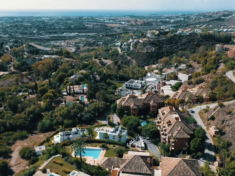 If you are looking for a home within easy reach of Marbella then take a look at this.