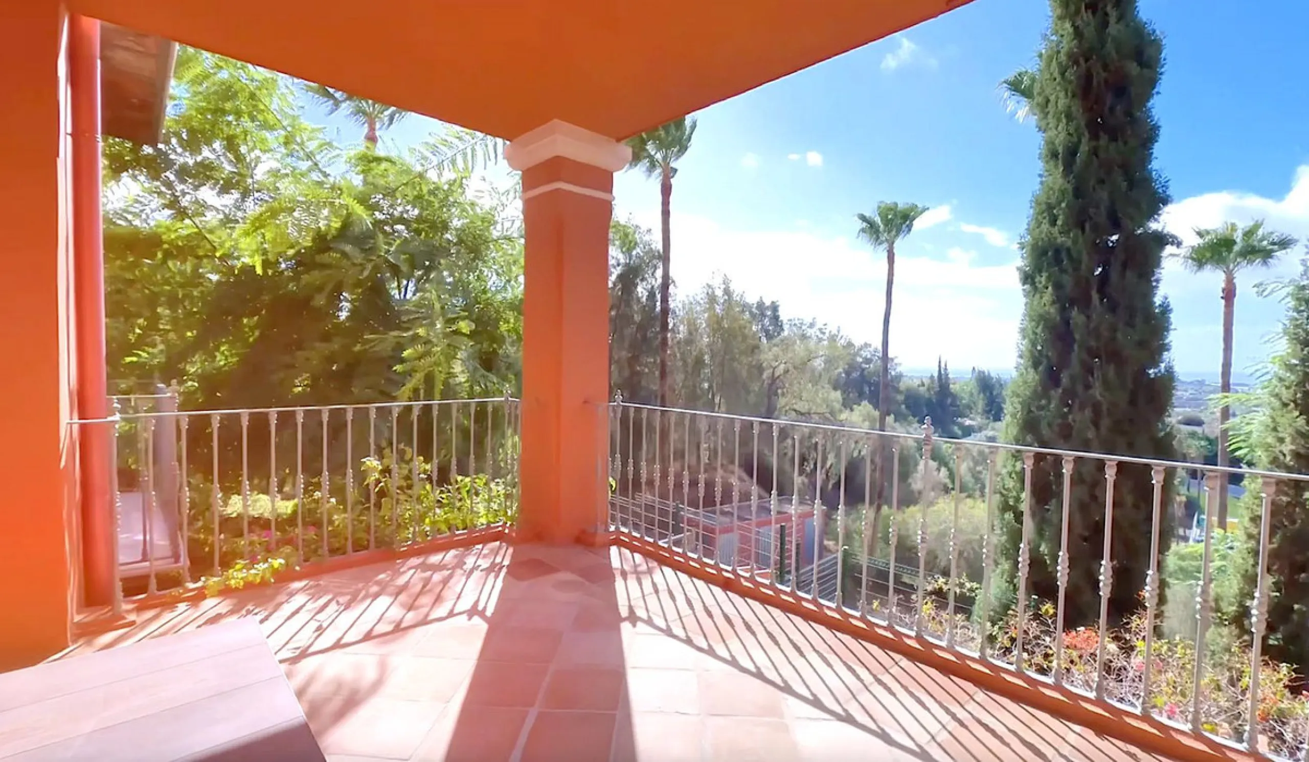 If you are looking for a home within easy reach of Marbella then take a look at this.