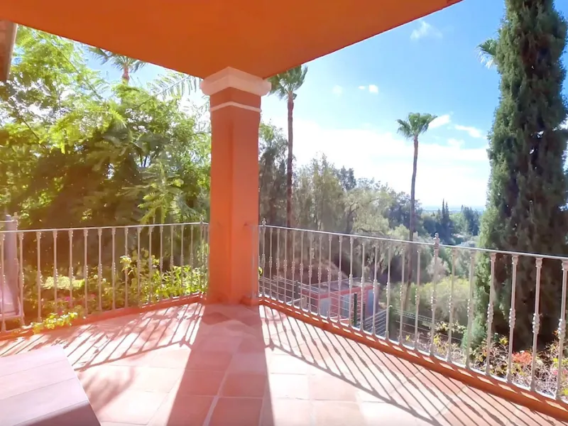 If you are looking for a home within easy reach of Marbella then take a look at this.