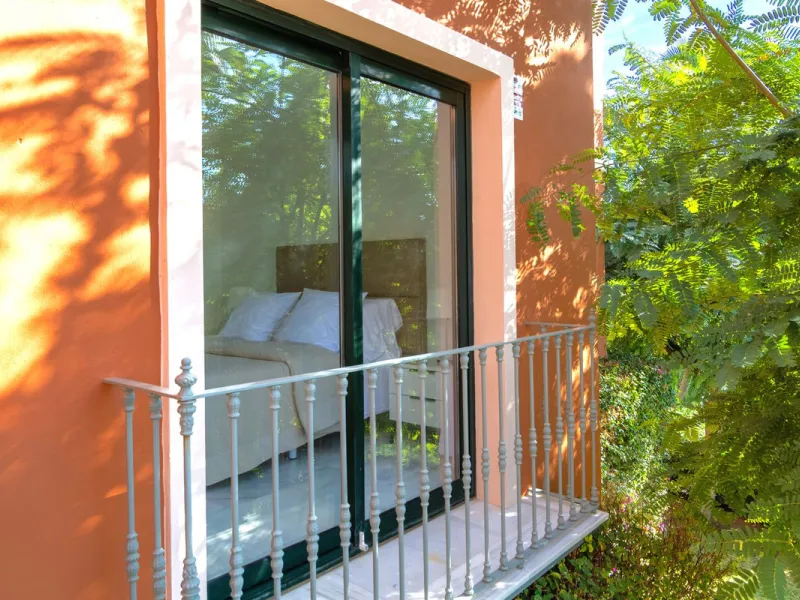 If you are looking for a home within easy reach of Marbella then take a look at this.