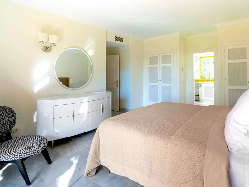 If you are looking for a home within easy reach of Marbella then take a look at this.