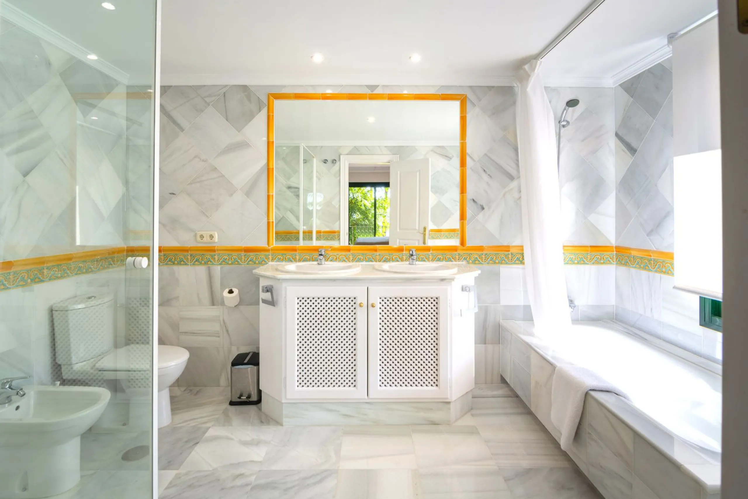 If you are looking for a home within easy reach of Marbella then take a look at this.