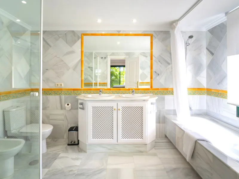 If you are looking for a home within easy reach of Marbella then take a look at this.