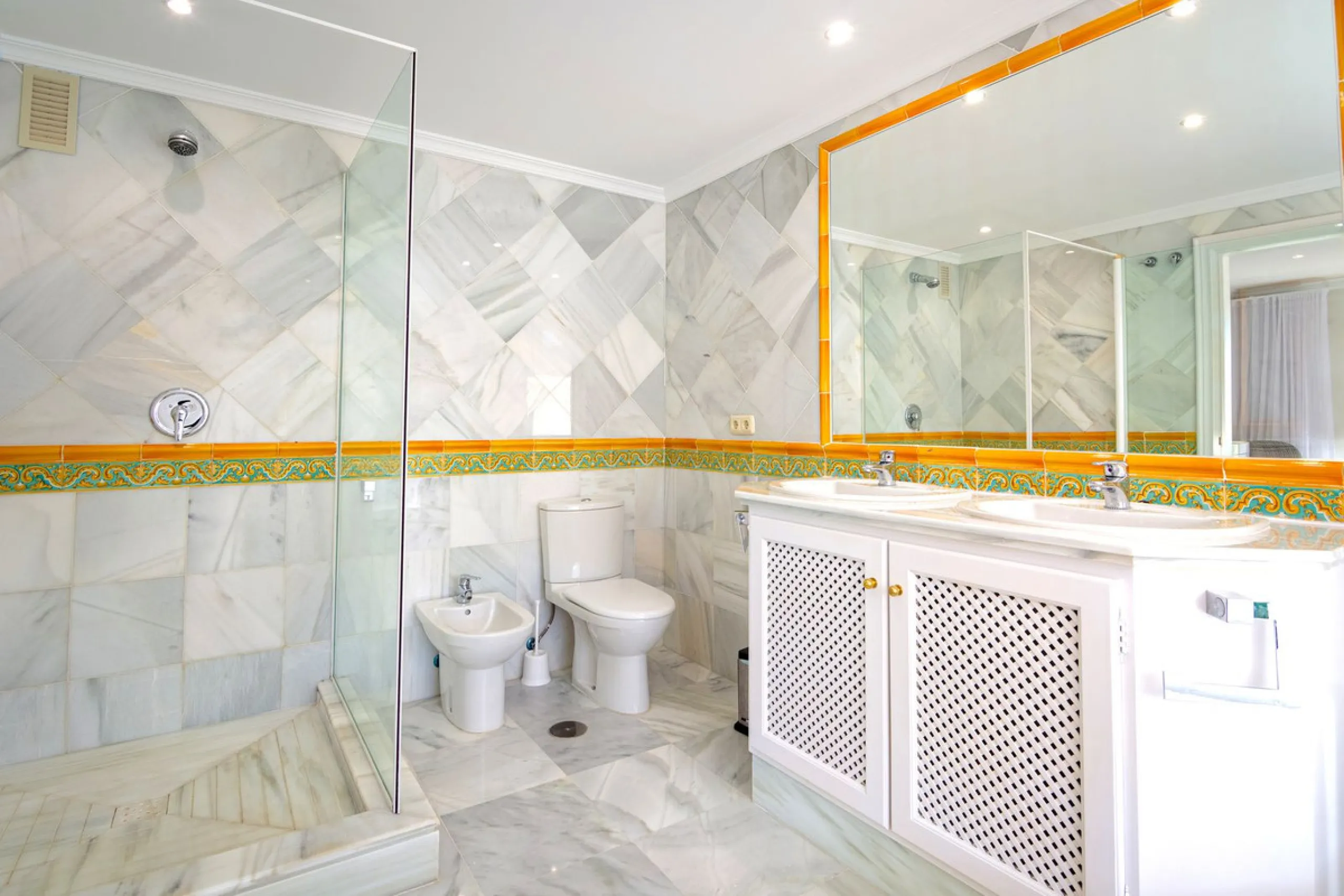 If you are looking for a home within easy reach of Marbella then take a look at this.