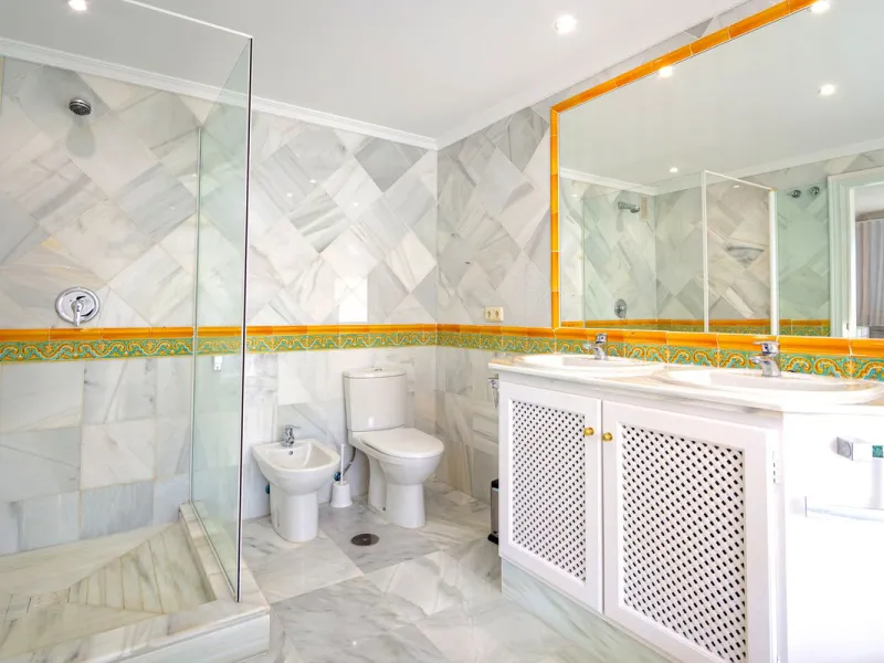 If you are looking for a home within easy reach of Marbella then take a look at this.