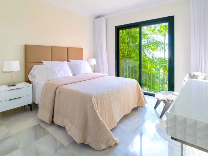 If you are looking for a home within easy reach of Marbella then take a look at this.