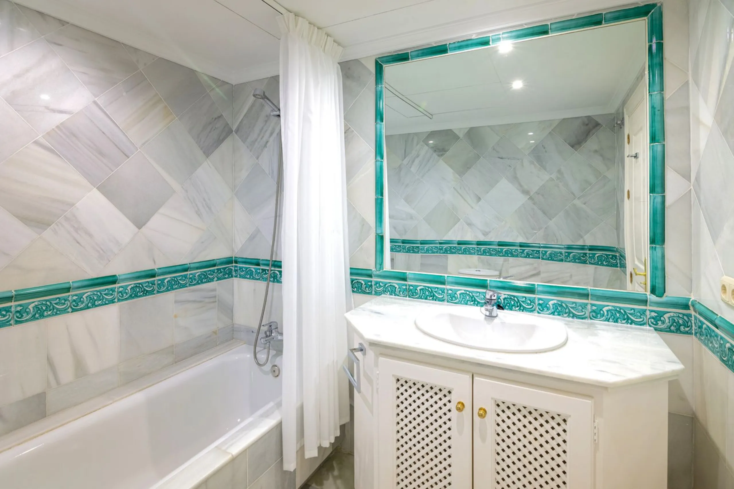 If you are looking for a home within easy reach of Marbella then take a look at this.