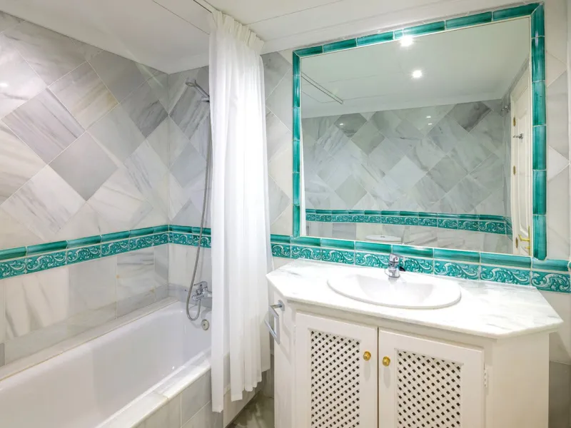 If you are looking for a home within easy reach of Marbella then take a look at this.