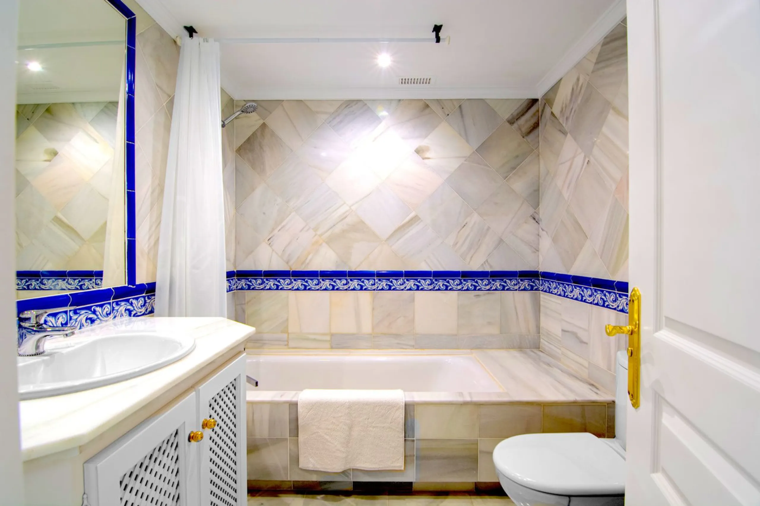 If you are looking for a home within easy reach of Marbella then take a look at this.