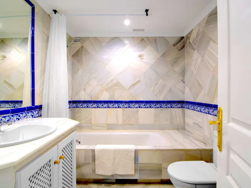 If you are looking for a home within easy reach of Marbella then take a look at this.