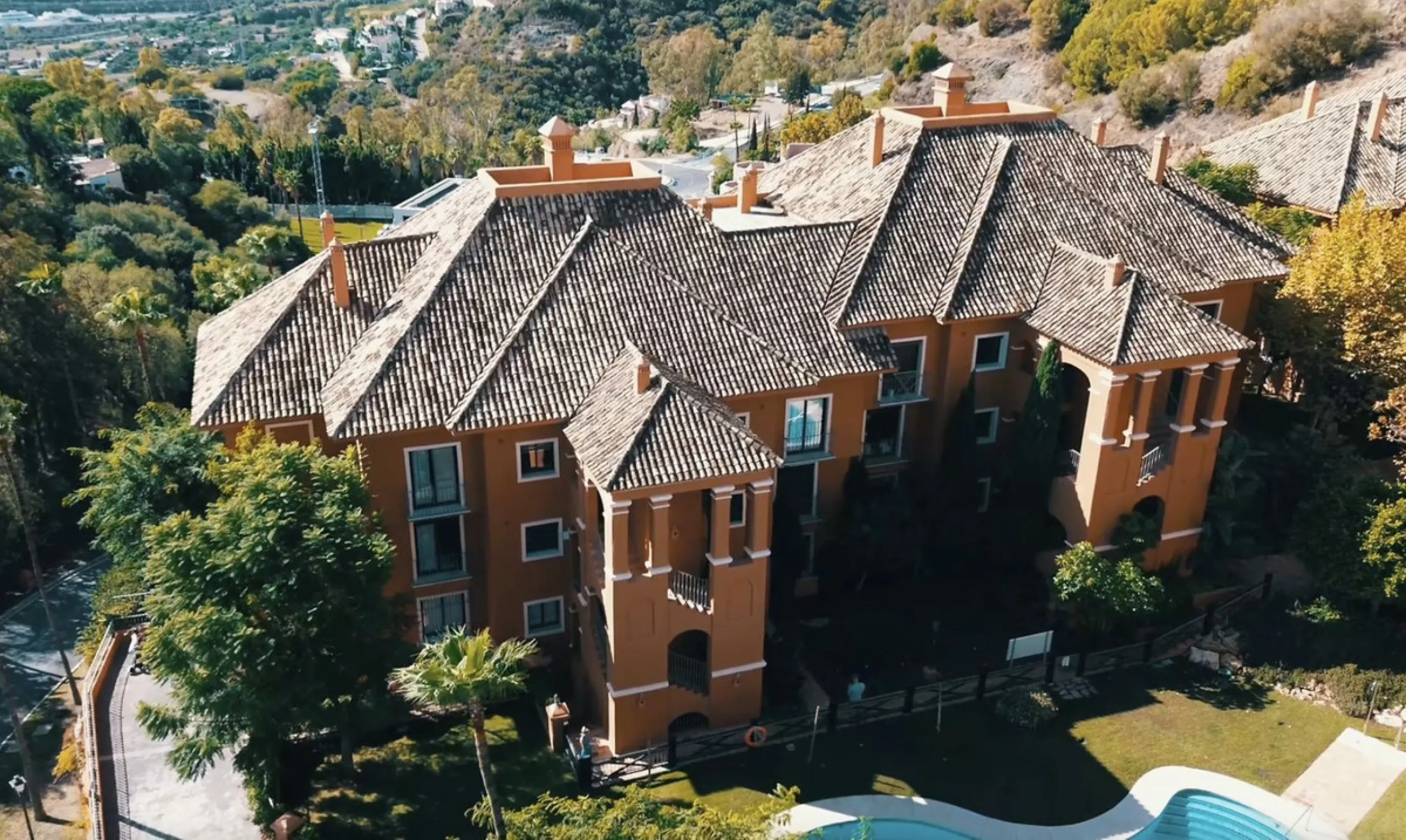 If you are looking for a home within easy reach of Marbella then take a look at this.