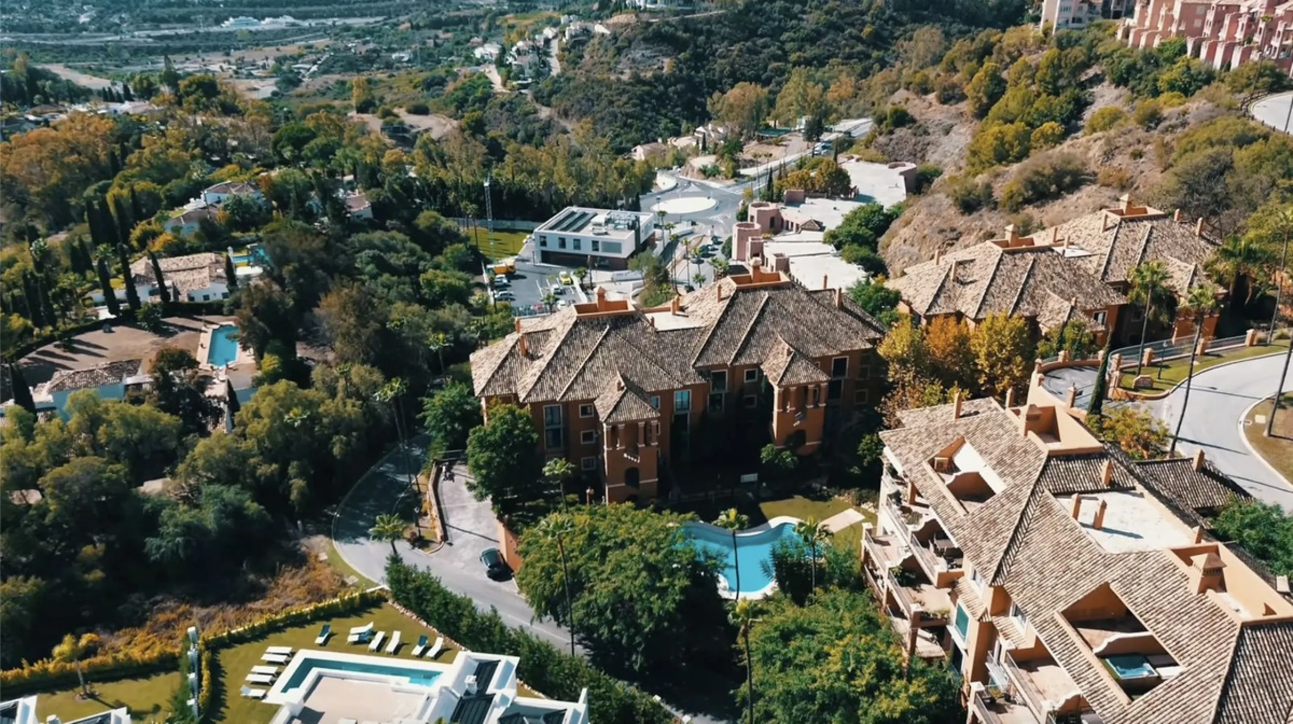 If you are looking for a home within easy reach of Marbella then take a look at this.