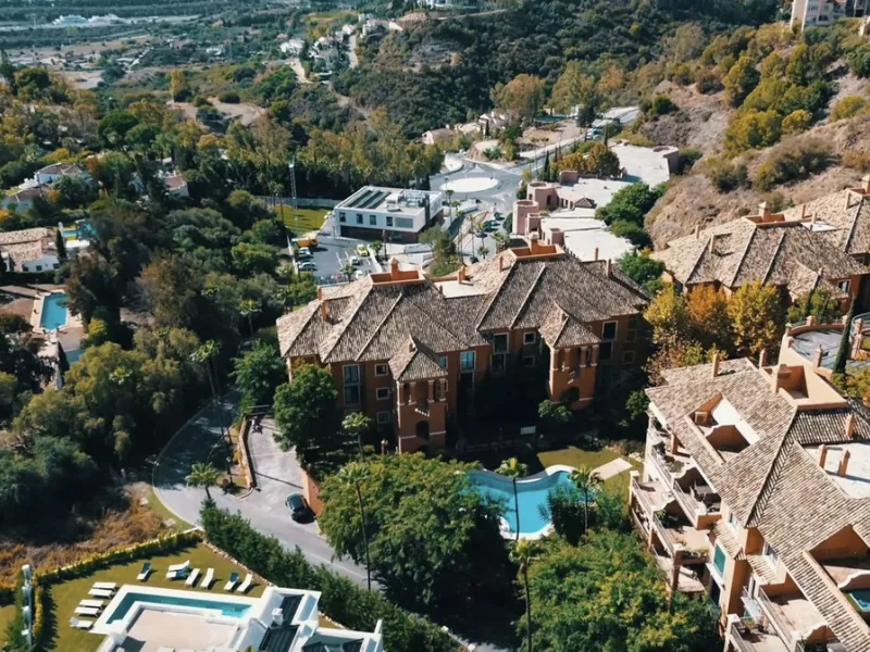 If you are looking for a home within easy reach of Marbella then take a look at this.