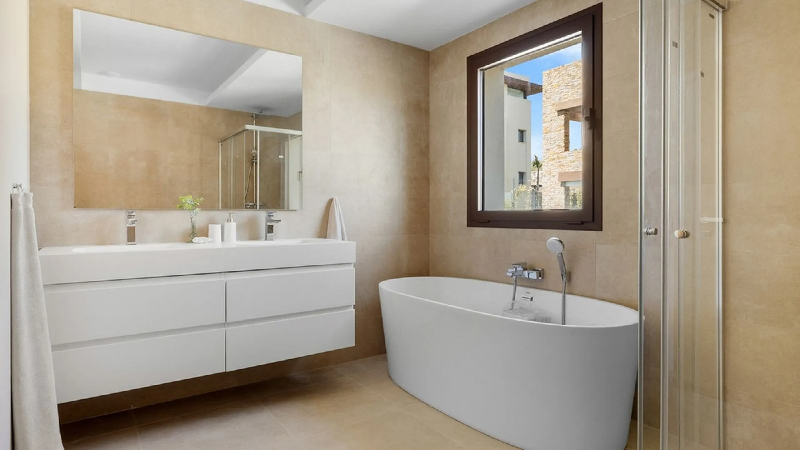 Contemporary villa with panoramic views of the Mediterranean and La Concha.