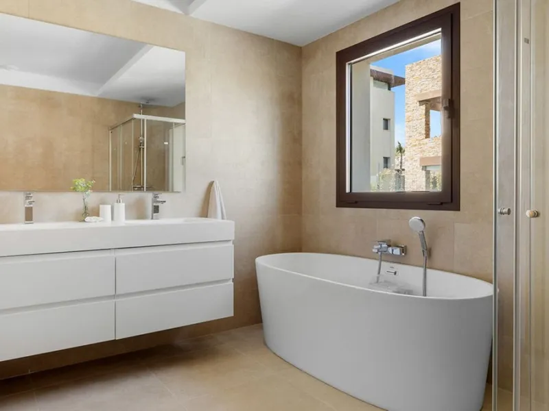 Contemporary villa with panoramic views of the Mediterranean and La Concha.