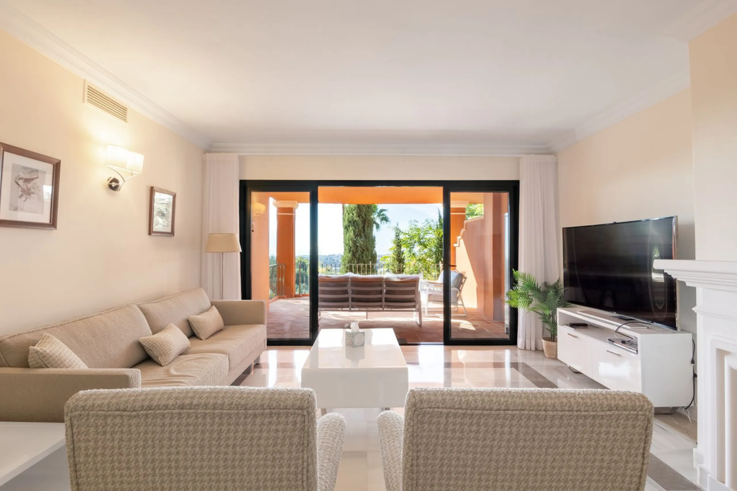 If you are looking for a home within easy reach of Marbella then take a look at this.