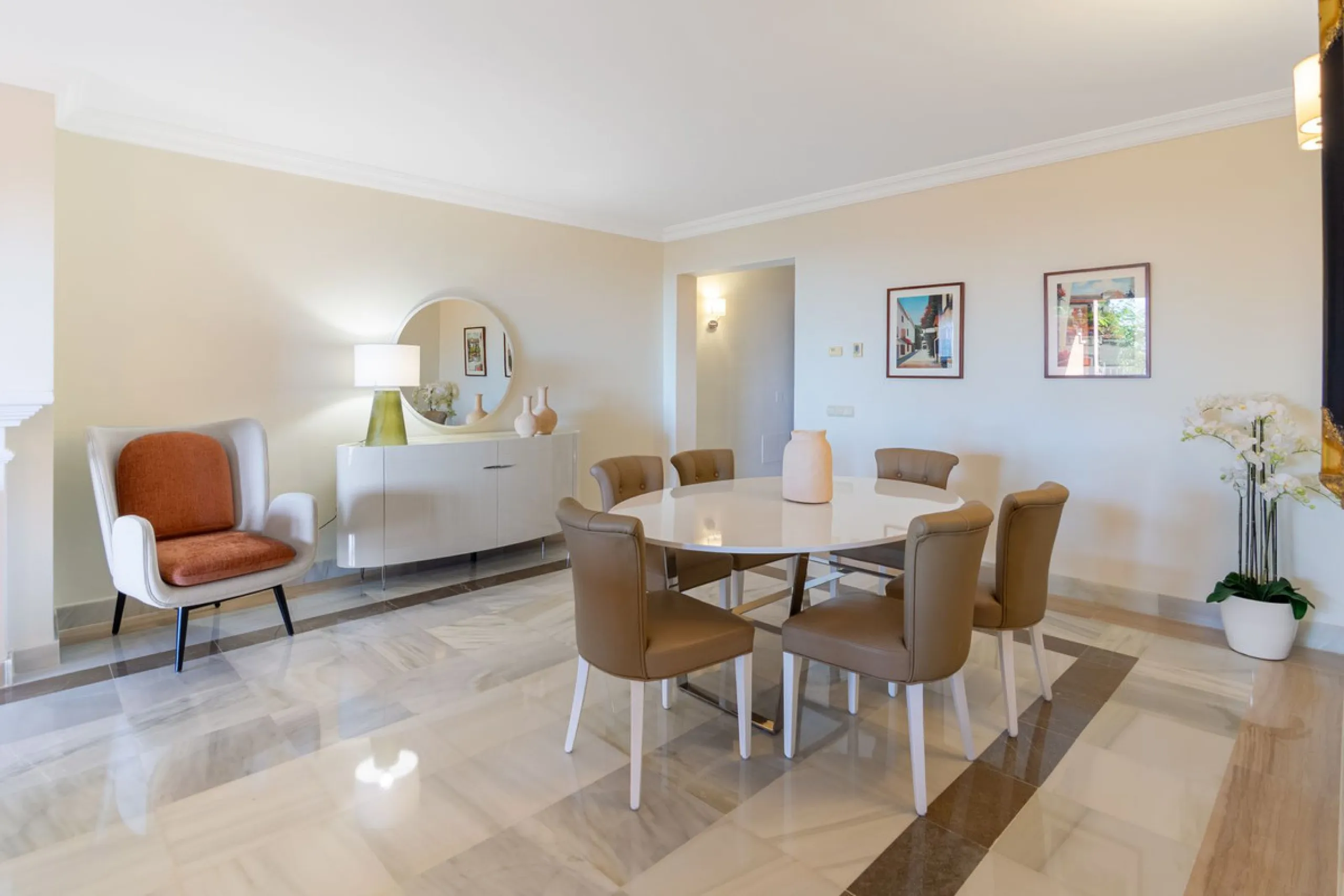 If you are looking for a home within easy reach of Marbella then take a look at this.
