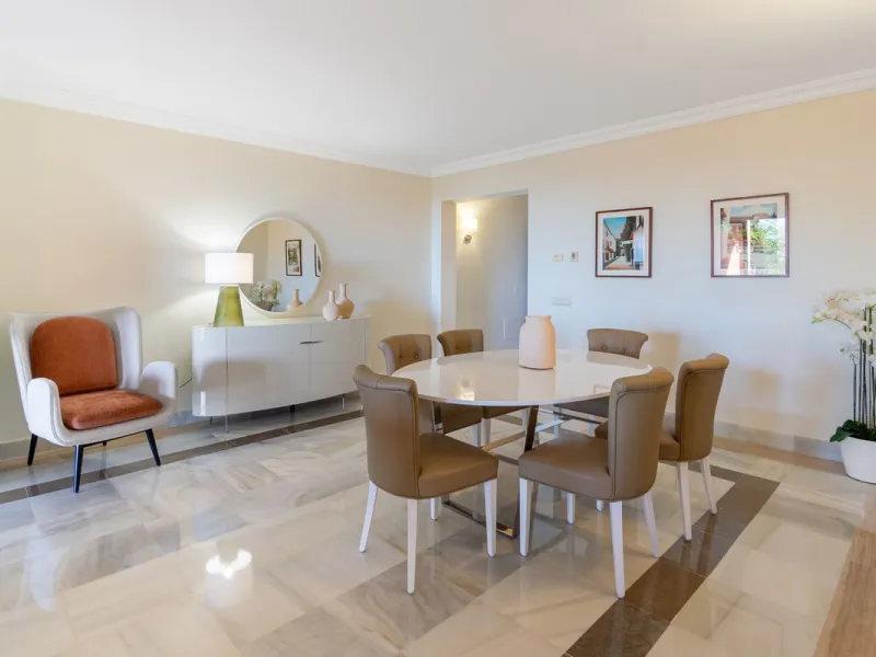 If you are looking for a home within easy reach of Marbella then take a look at this.