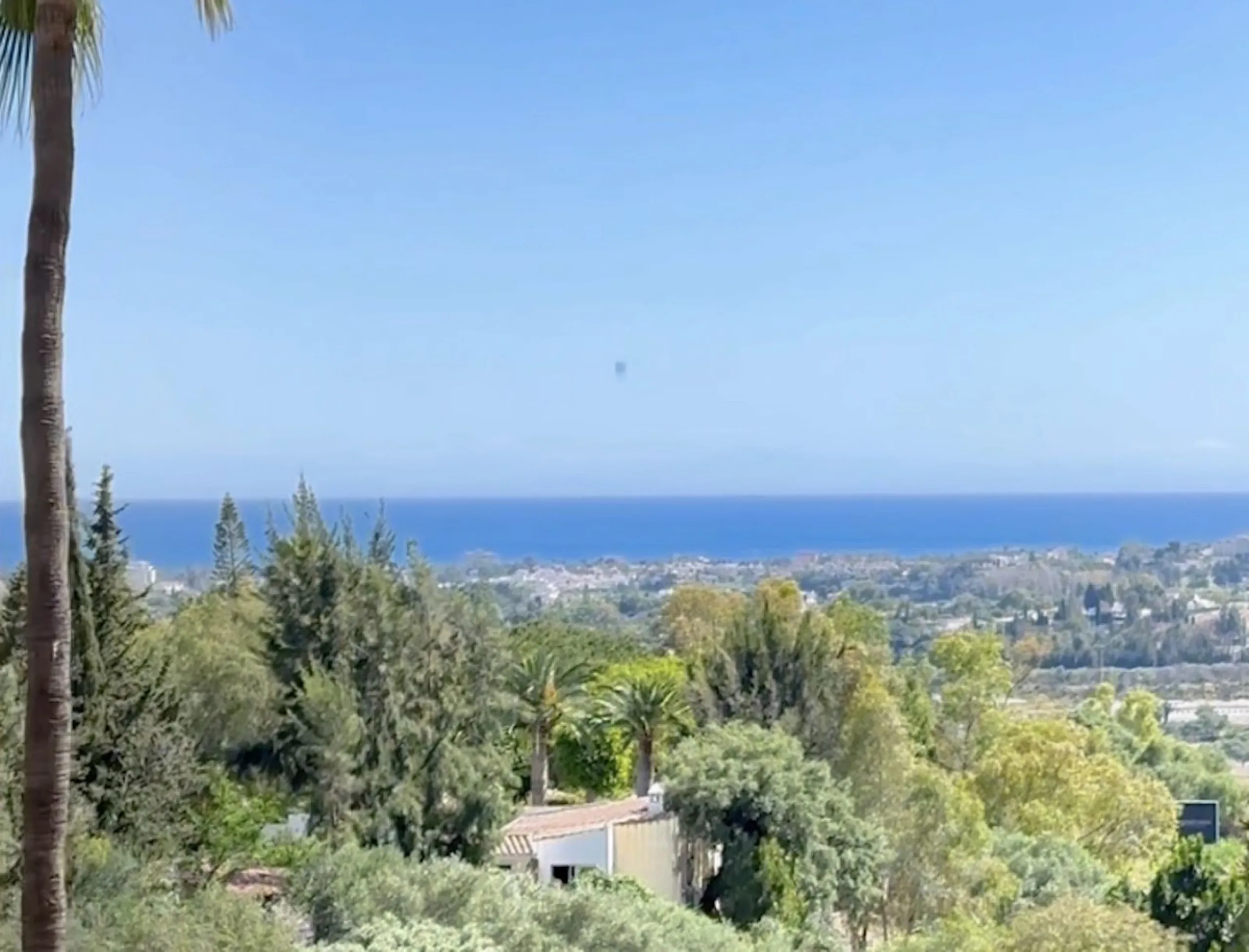 Take the opportunity to visit this....LOVELY SPACIOUS MONTE HALCONES 2 BEDROOM APARTMENT, within easy walk of several shops and restaurants and with easy access to San Pedro and Puerto Banús.